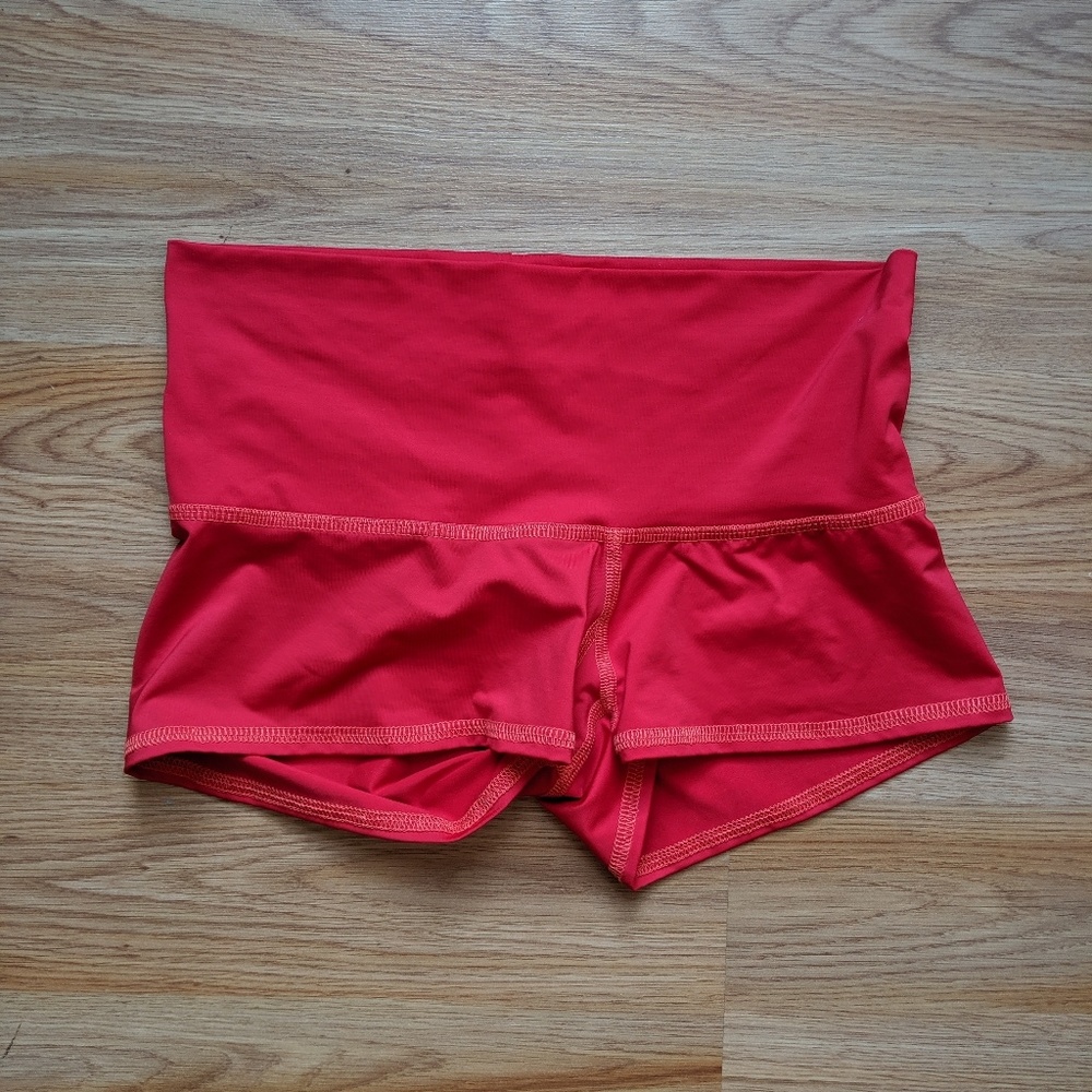 Teeki sun shorts red
